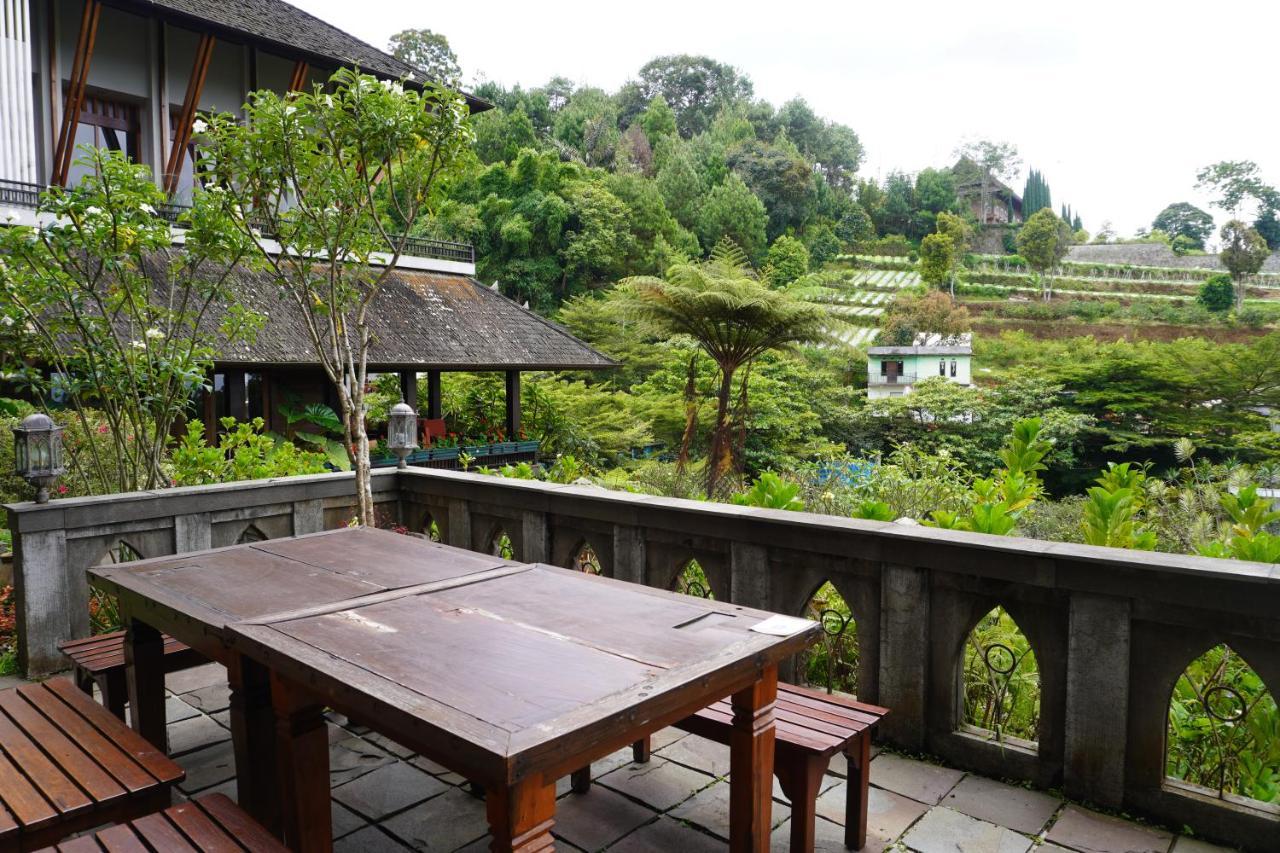 Rumah Stroberi Organic Farm & Family Lodge Lembang Eksteriør bilde