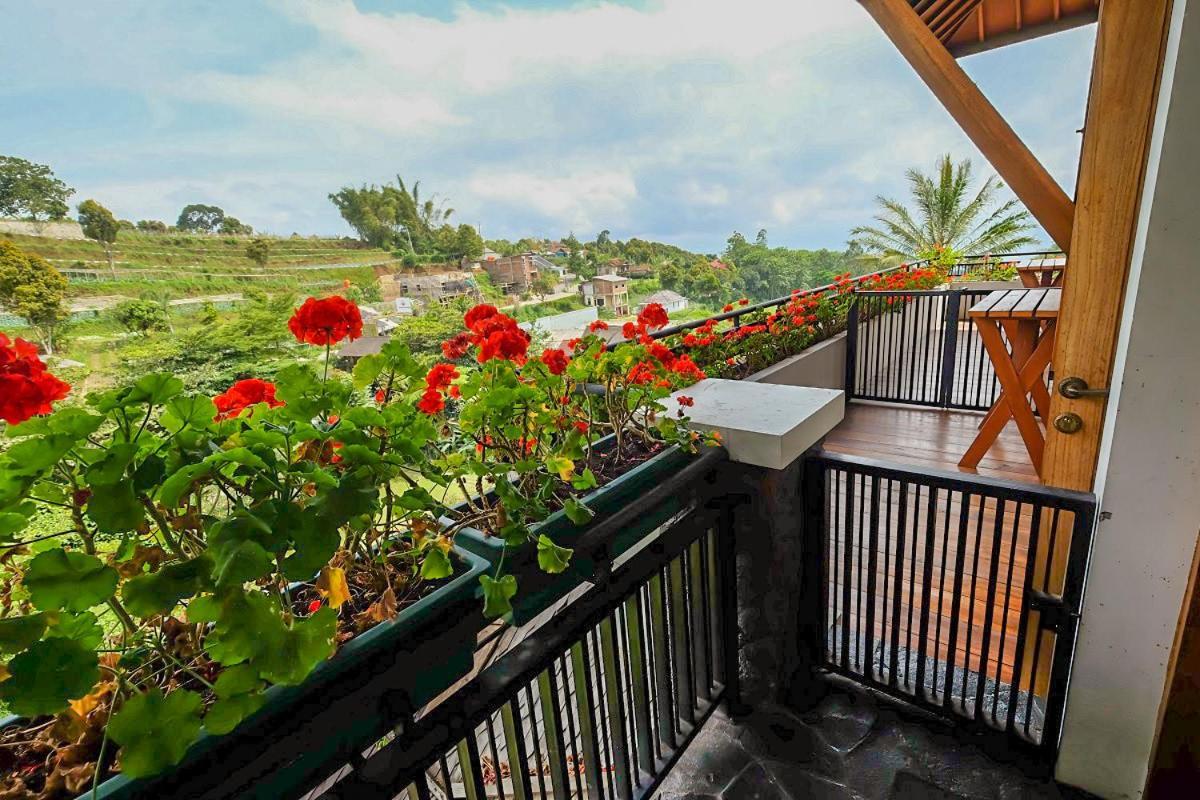 Rumah Stroberi Organic Farm & Family Lodge Lembang Eksteriør bilde