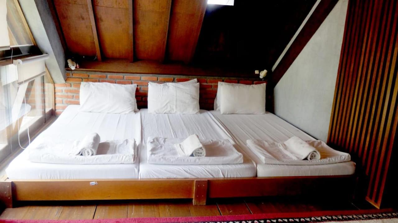 Rumah Stroberi Organic Farm & Family Lodge Lembang Eksteriør bilde